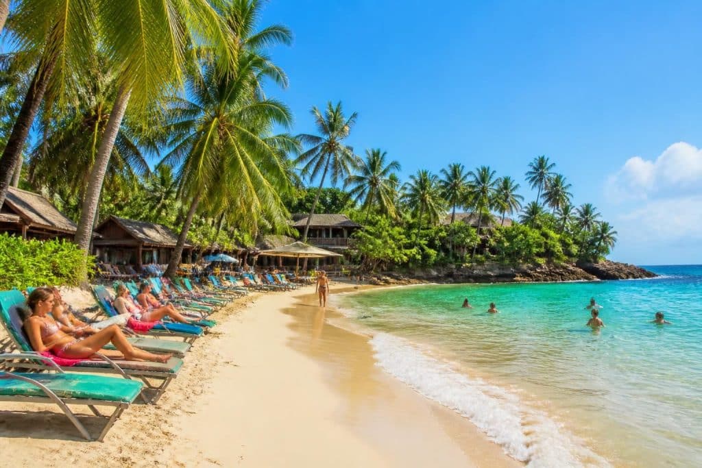 découvrez les meilleures destinations pas chères pour profiter du soleil en avril. trouvez des pays chauds abordables où partir en vacances et vivre une escapade ensoleillée sans vous ruiner.