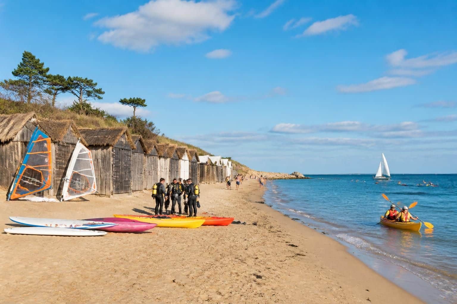 découvrez la plage des huttes à oléron, un havre de sable fin idéal pour les familles et les amateurs d’activités nautiques, avec une vue imprenable sur l’océan atlantique.