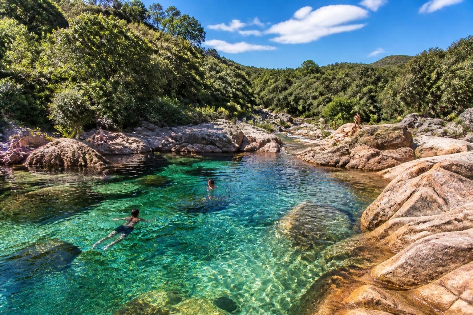 découvrez les piscines naturelles de zoza en corse-du-sud, un lieu idéal pour la baignade et la découverte d'un cadre naturel préservé au cœur de paysages remarquables.