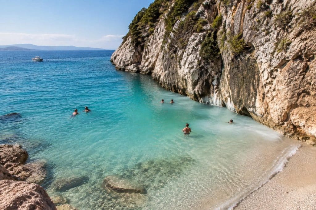 découvrez xigia sulfur beach à zakynthos, une plage naturelle réputée pour ses eaux riches en soufre et leurs bienfaits, dans un décor spectaculaire.