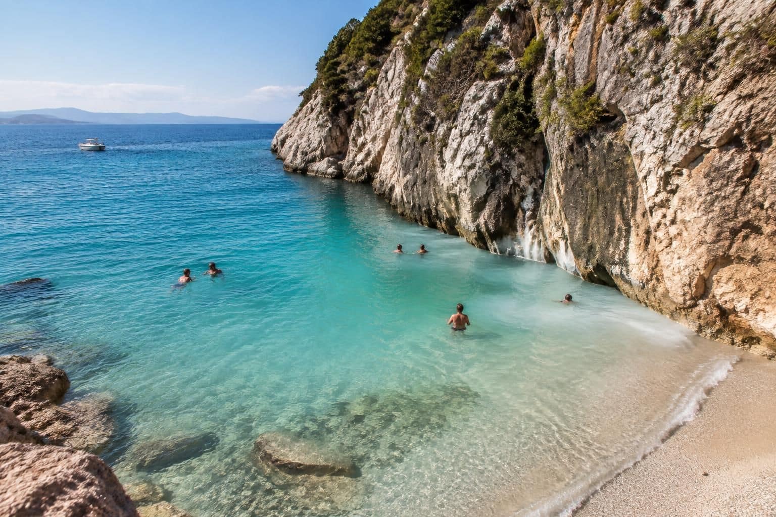 découvrez xigia sulfur beach à zakynthos, une plage naturelle réputée pour ses eaux riches en soufre et leurs bienfaits, dans un décor spectaculaire.